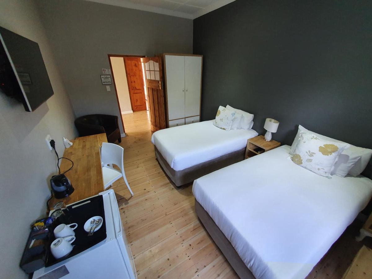 Two Fat Owls Guesthouse George Luaran gambar