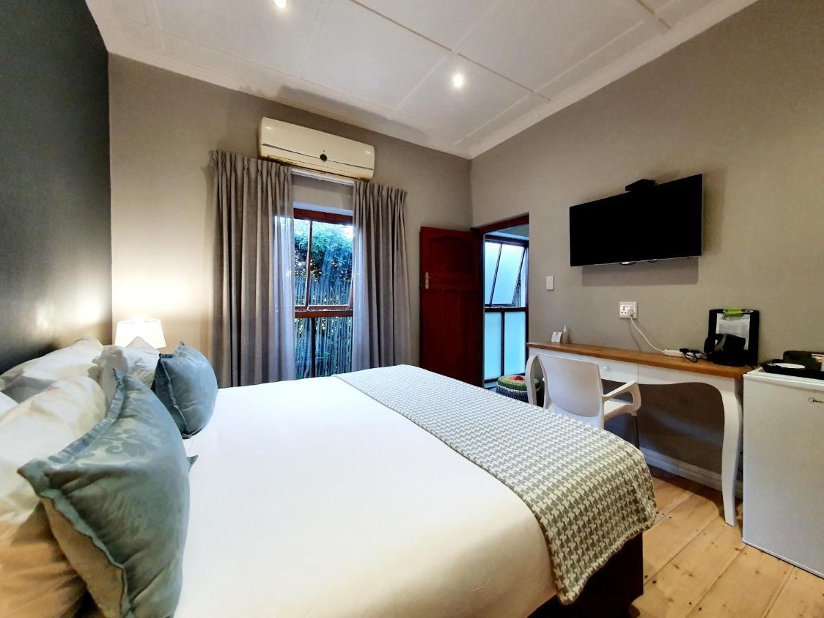 Two Fat Owls Guesthouse George Luaran gambar